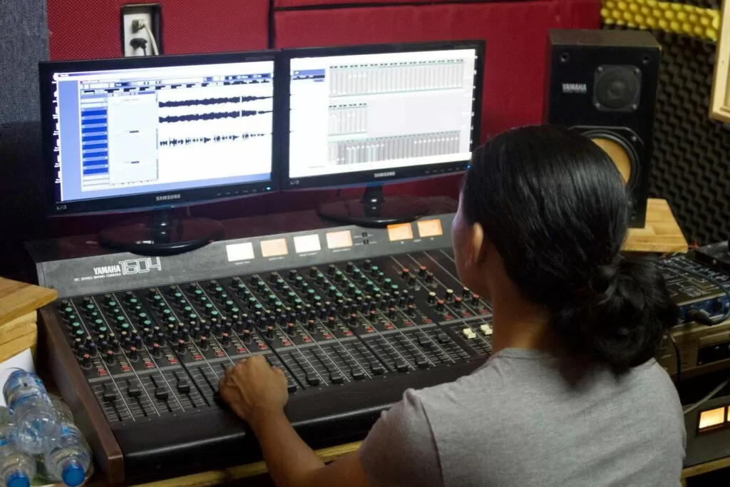 so sánh giữa bài khách thu tại  Báu Studio với bài thu âm của ca sỹ